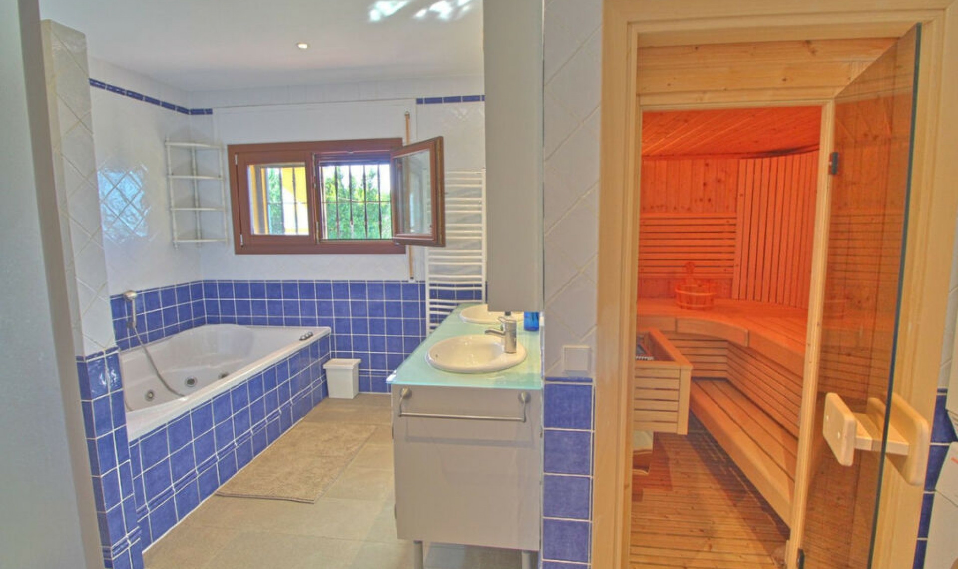 Resale - House -
Estepona