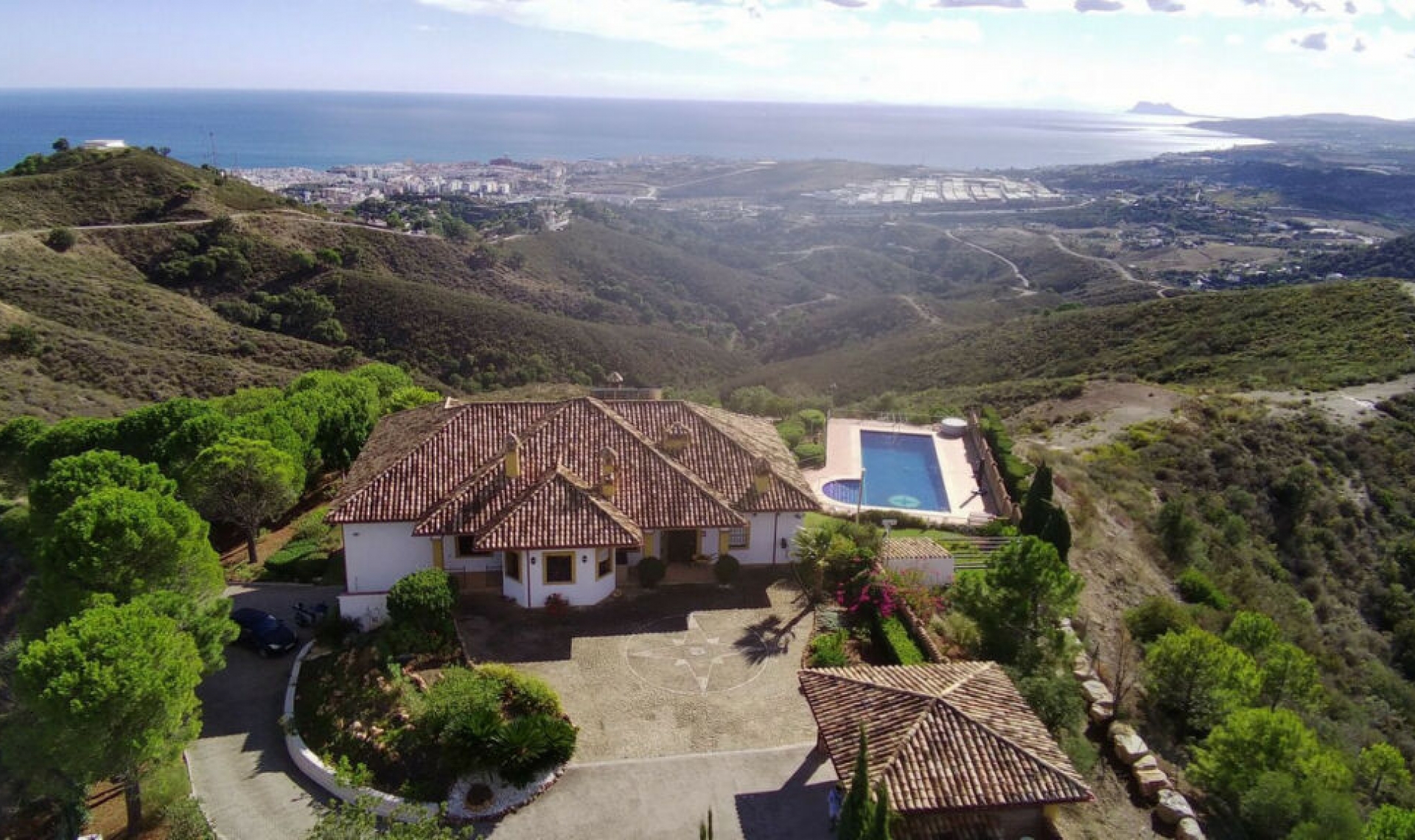 Resale - House -
Estepona