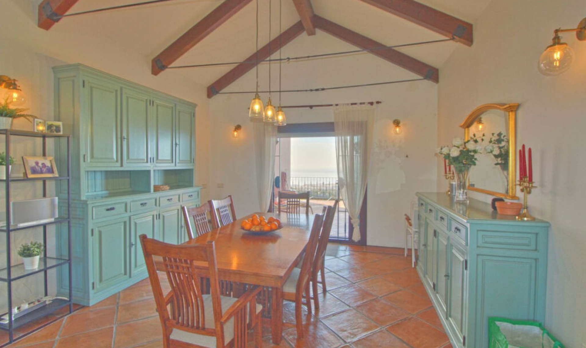 Resale - House -
Estepona