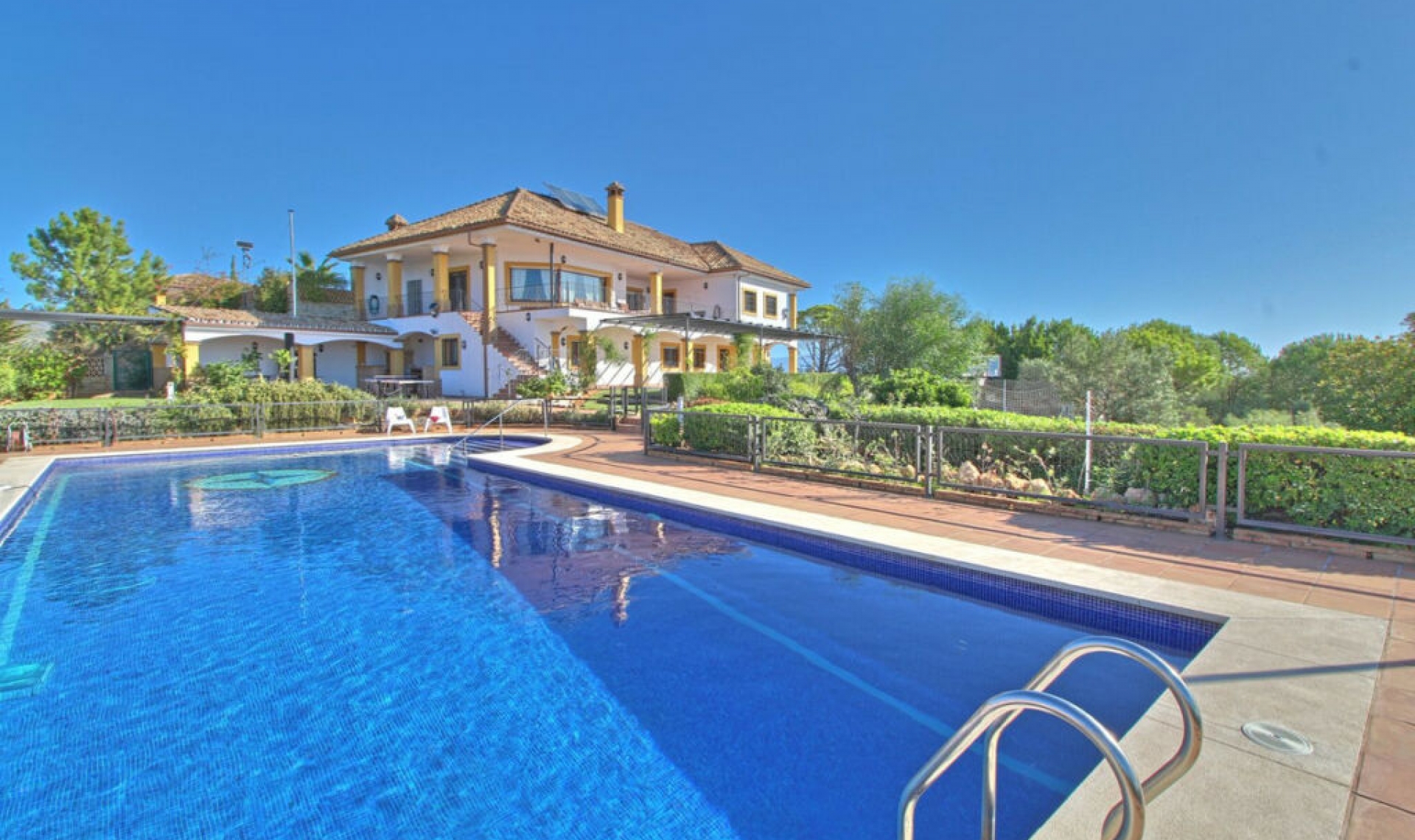 Resale - House -
Estepona