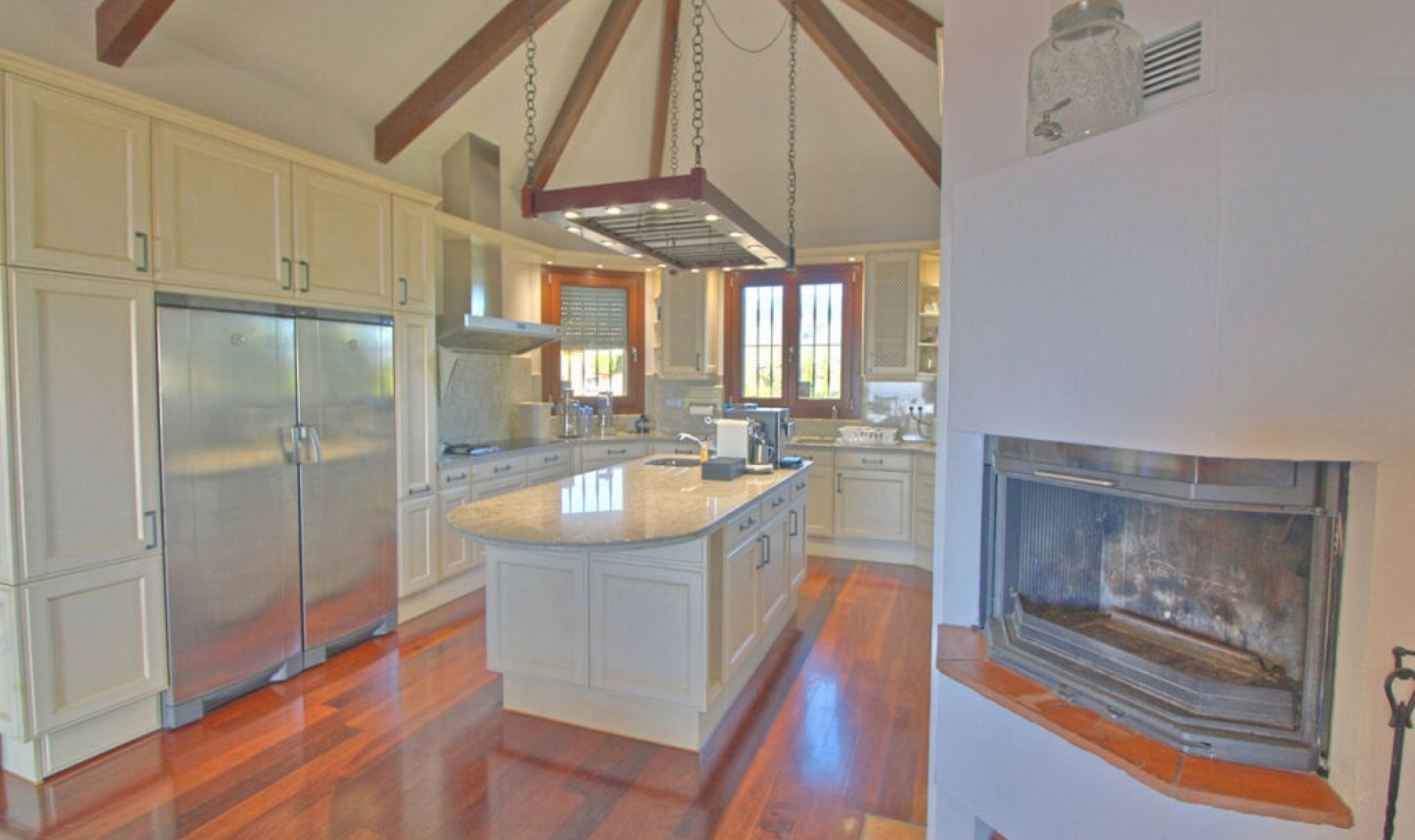 Resale - House -
Estepona