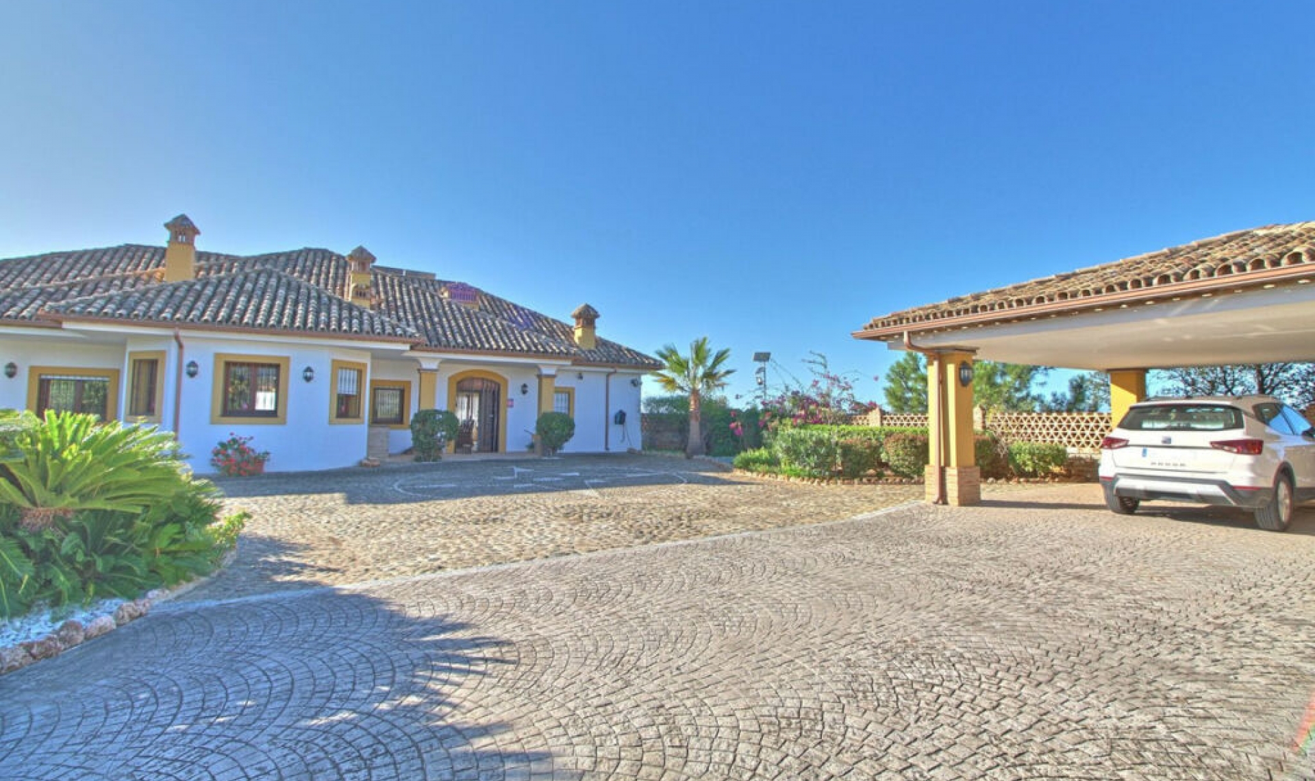 Resale - House -
Estepona