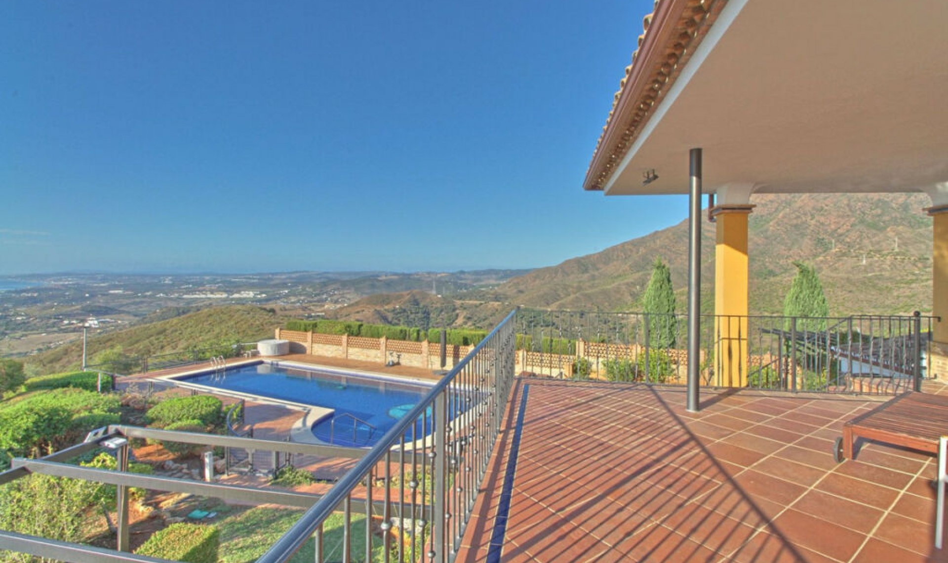 Resale - House -
Estepona