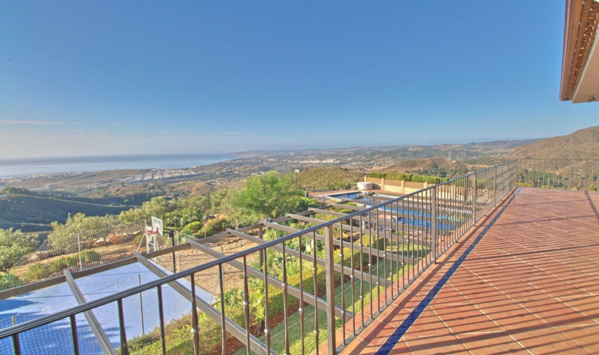 Resale - House -
Estepona