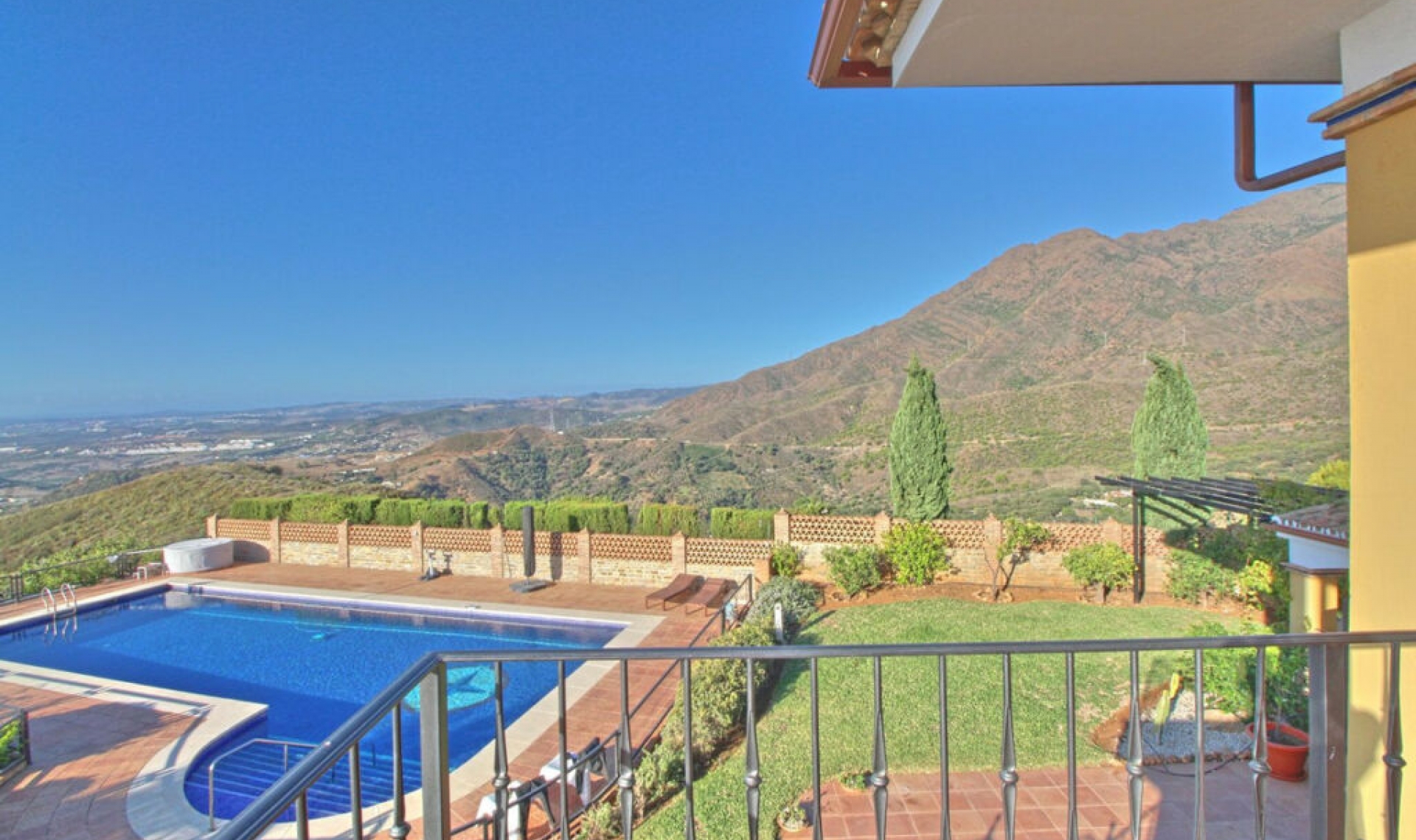 Resale - House -
Estepona