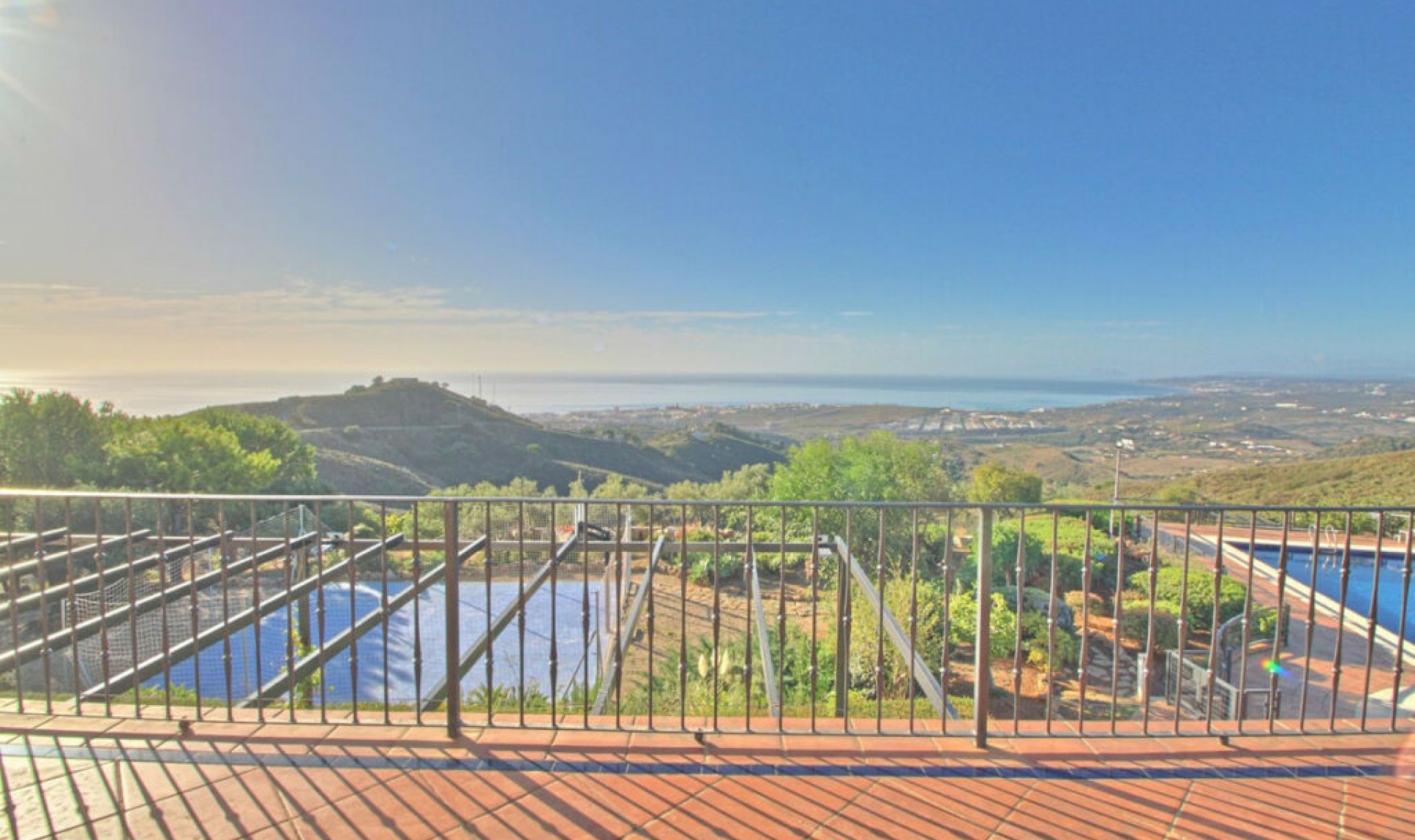 Resale - House -
Estepona