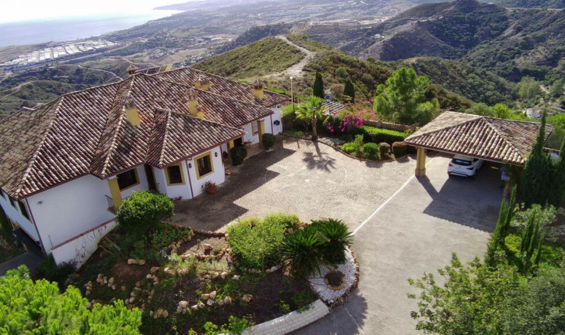 Resale - House -
Estepona