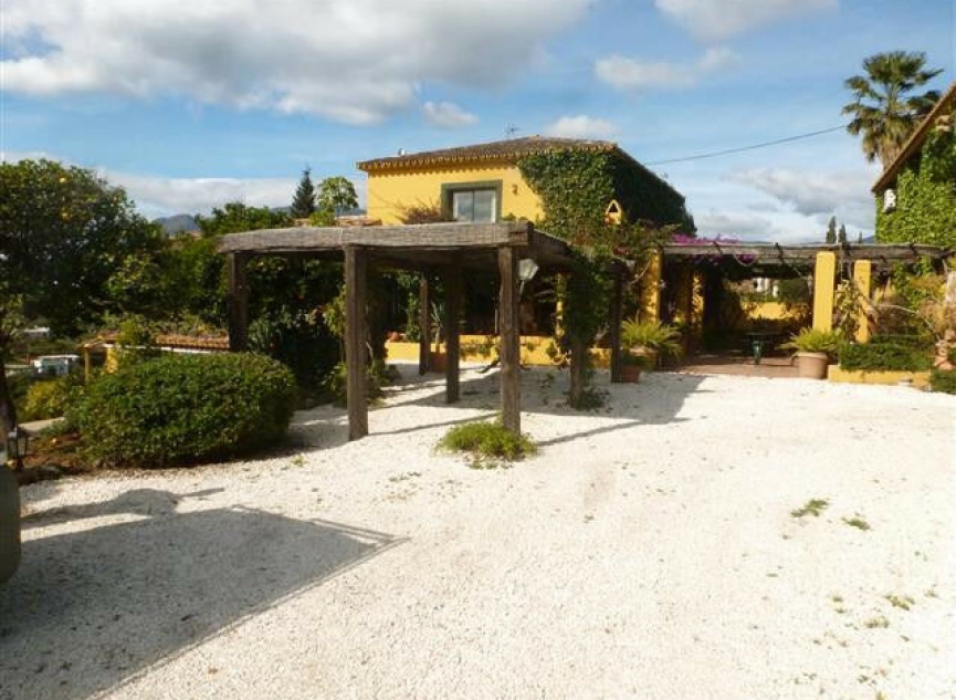 Resale - House -
Estepona