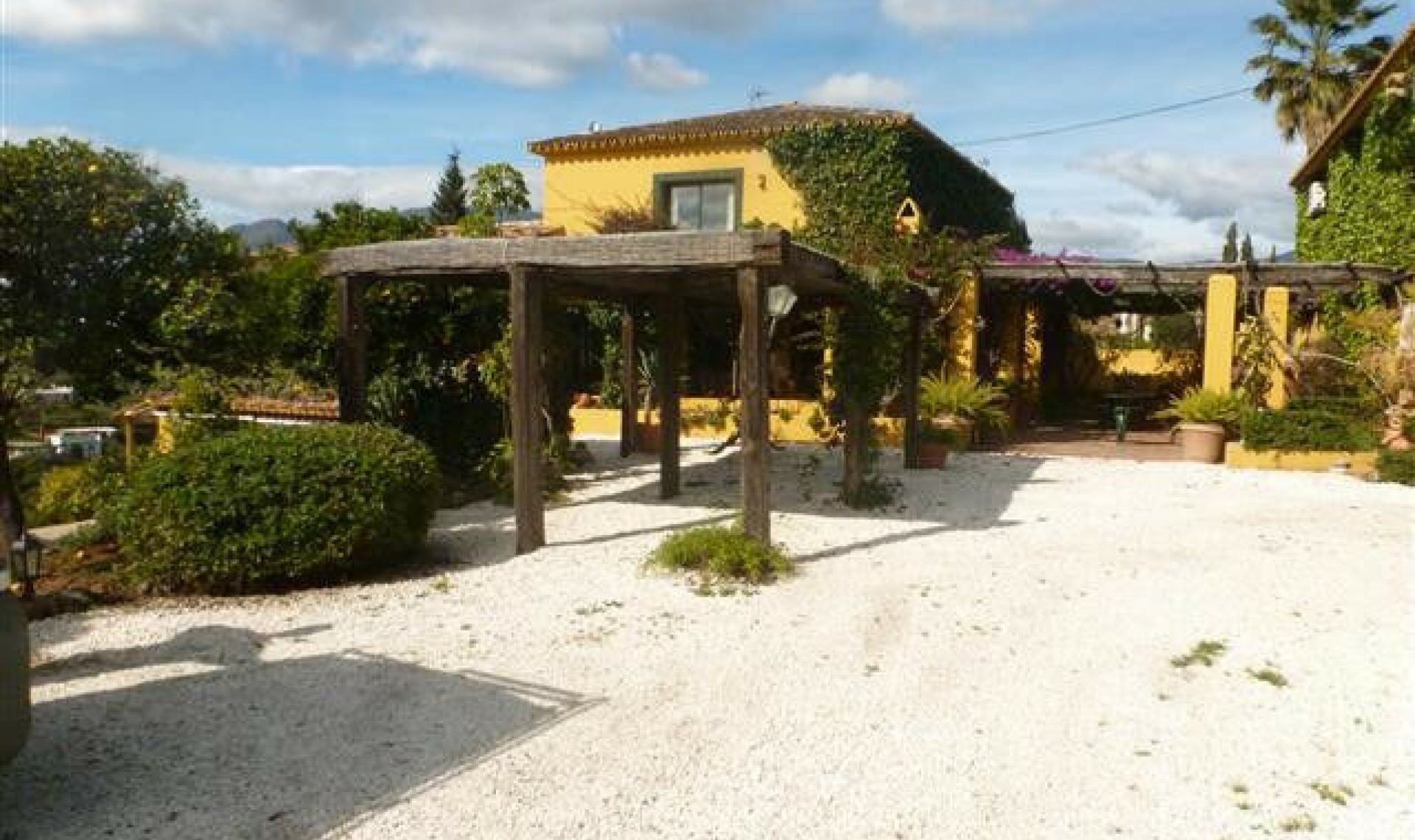 Resale - House -
Estepona