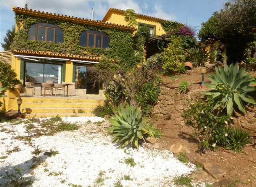 Resale - House -
Estepona