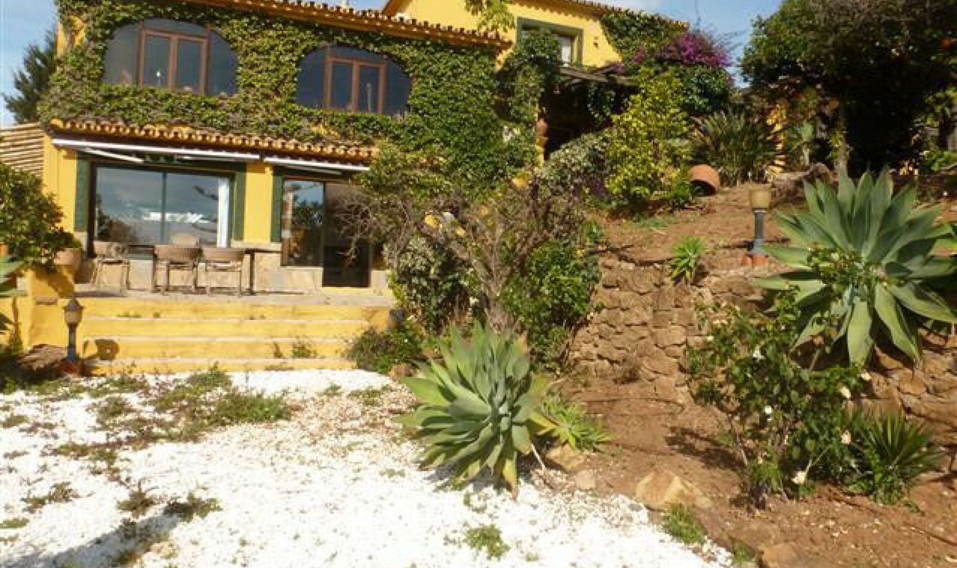 Resale - House -
Estepona