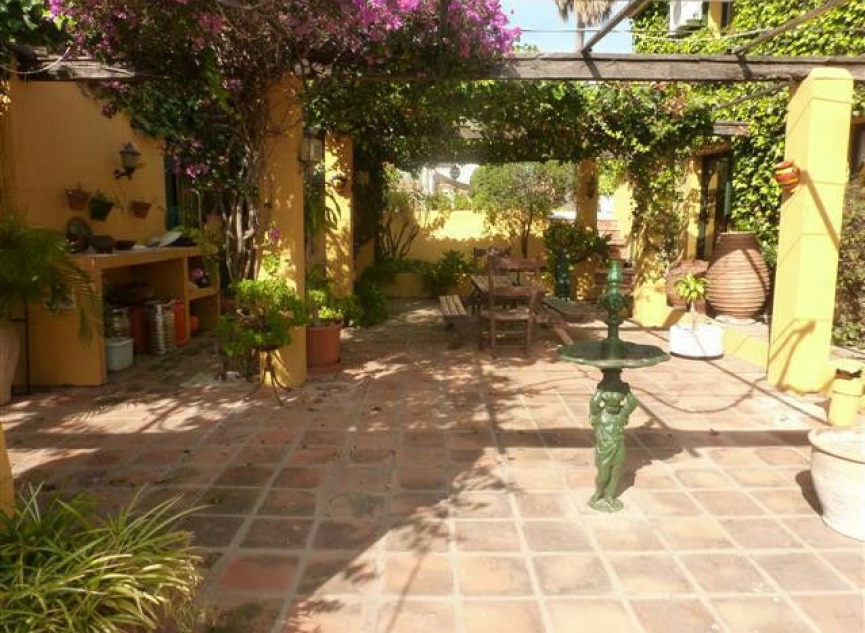 Resale - House -
Estepona