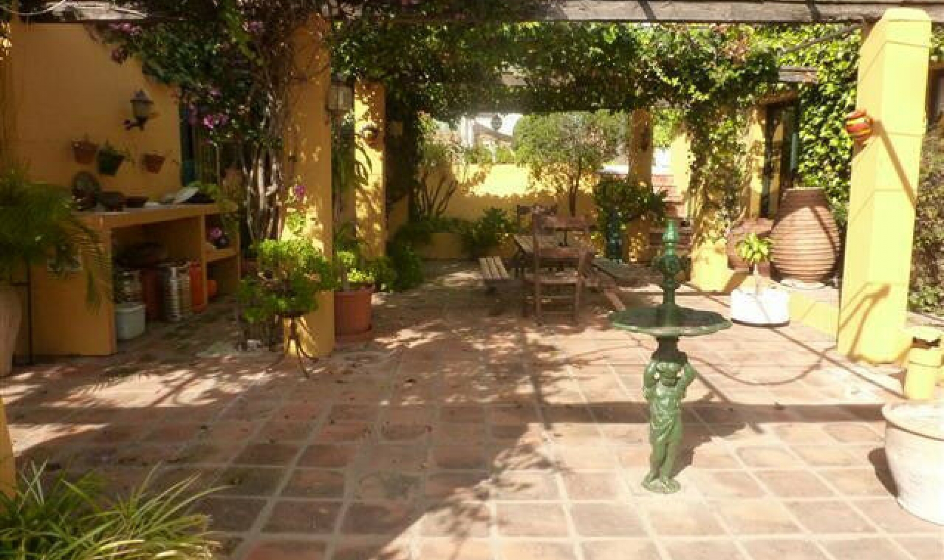 Resale - House -
Estepona