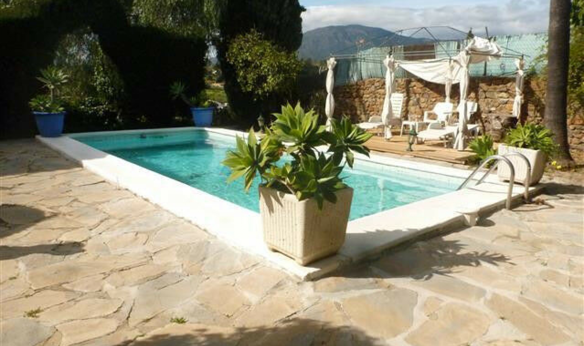 Resale - House -
Estepona