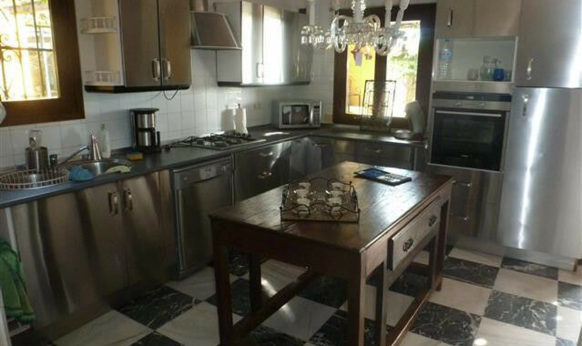 Resale - House -
Estepona