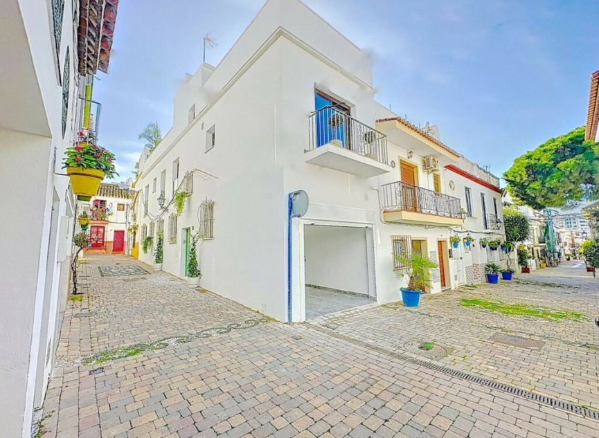 Resale - House -
Estepona