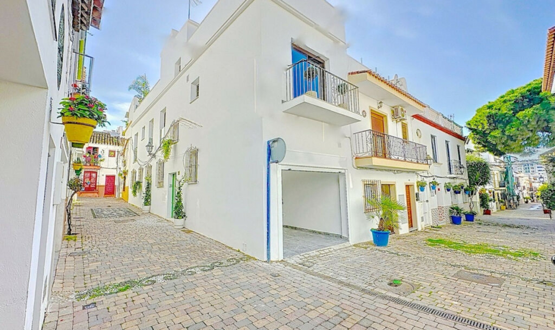 Resale - House -
Estepona