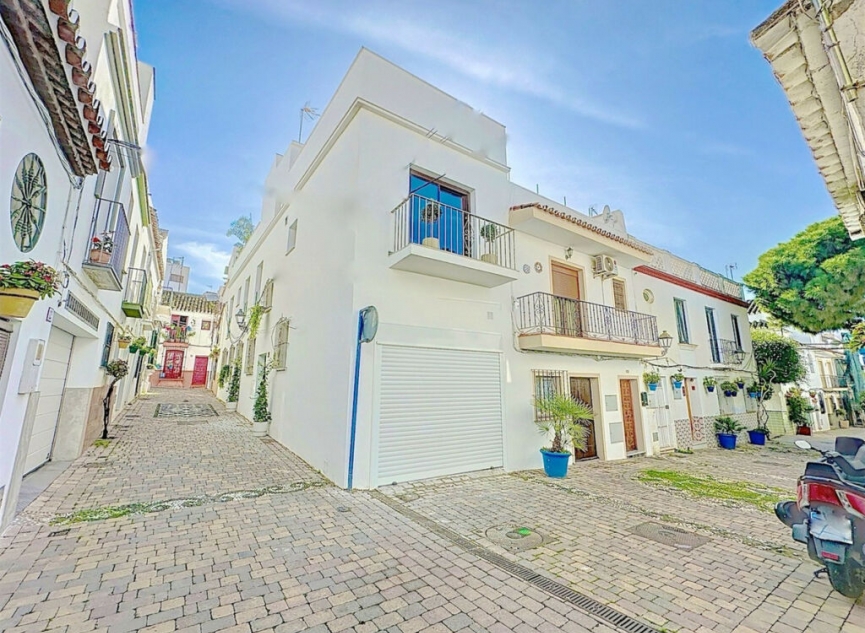 Resale - House -
Estepona