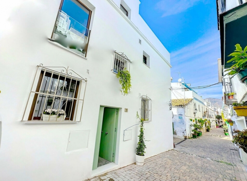 Resale - House -
Estepona