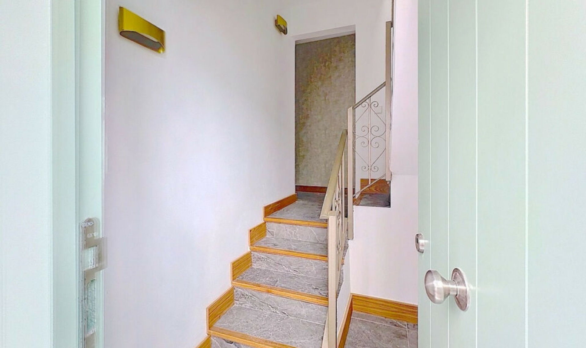 Resale - House -
Estepona