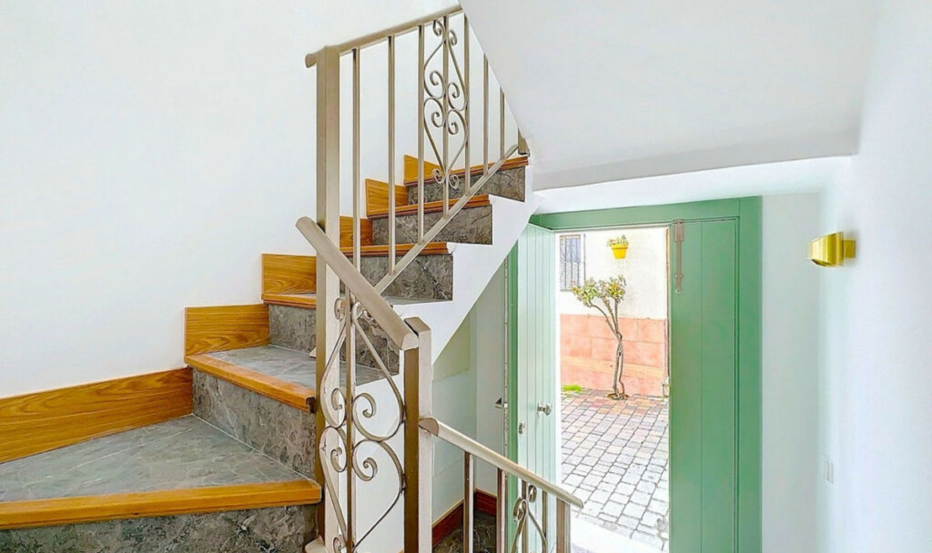 Resale - House -
Estepona