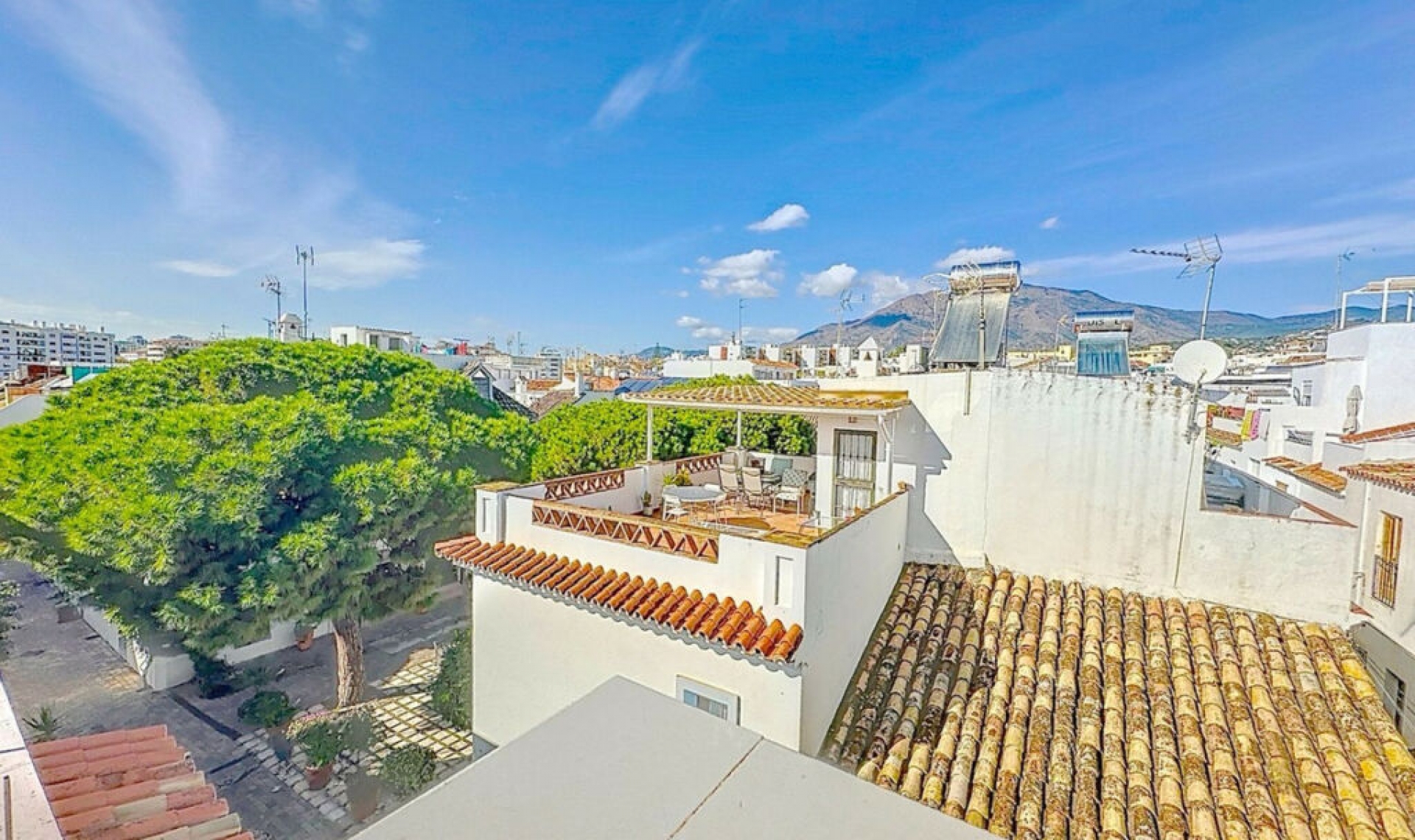 Resale - House -
Estepona