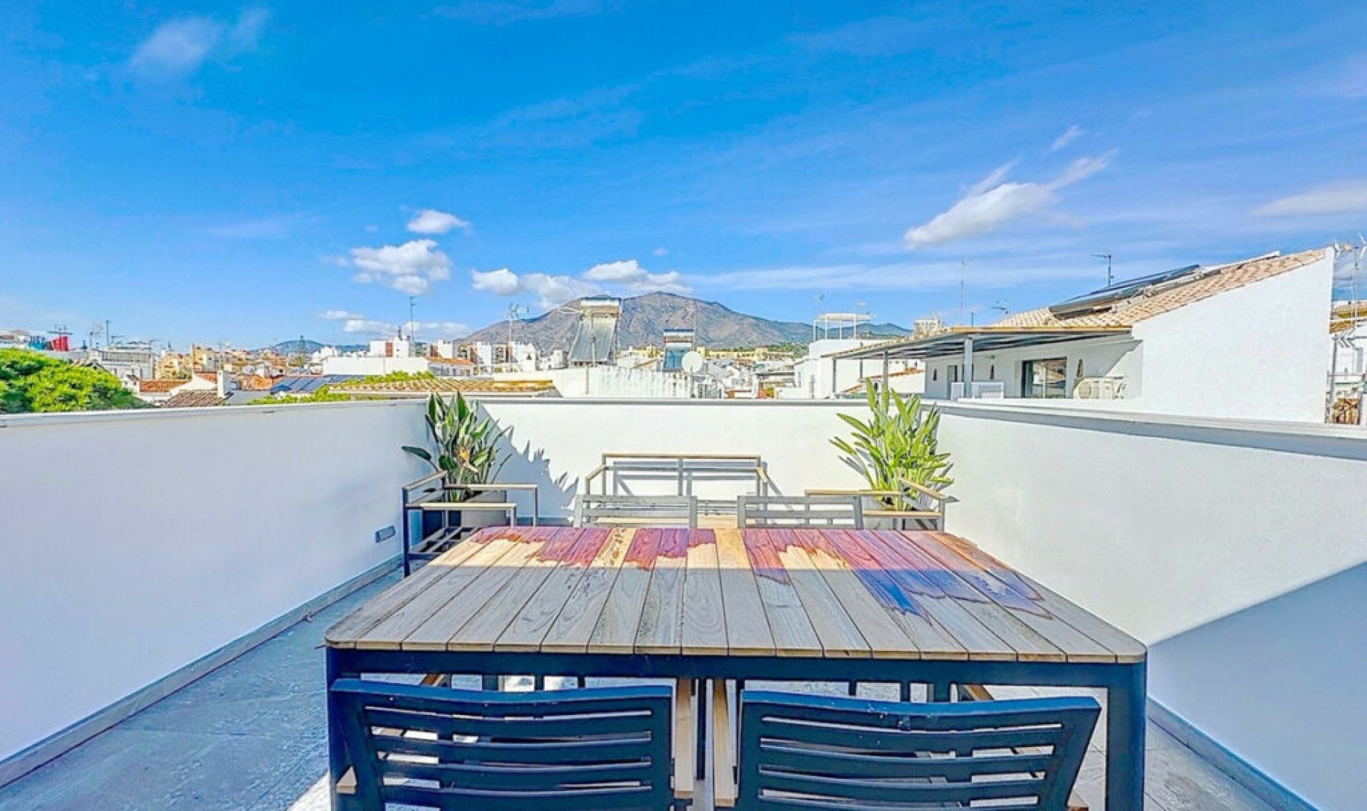 Resale - House -
Estepona