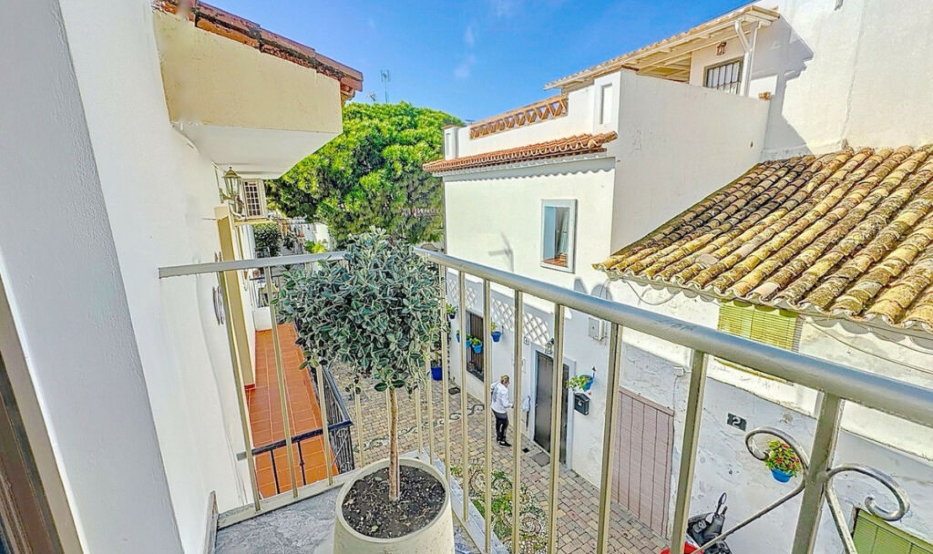 Resale - House -
Estepona