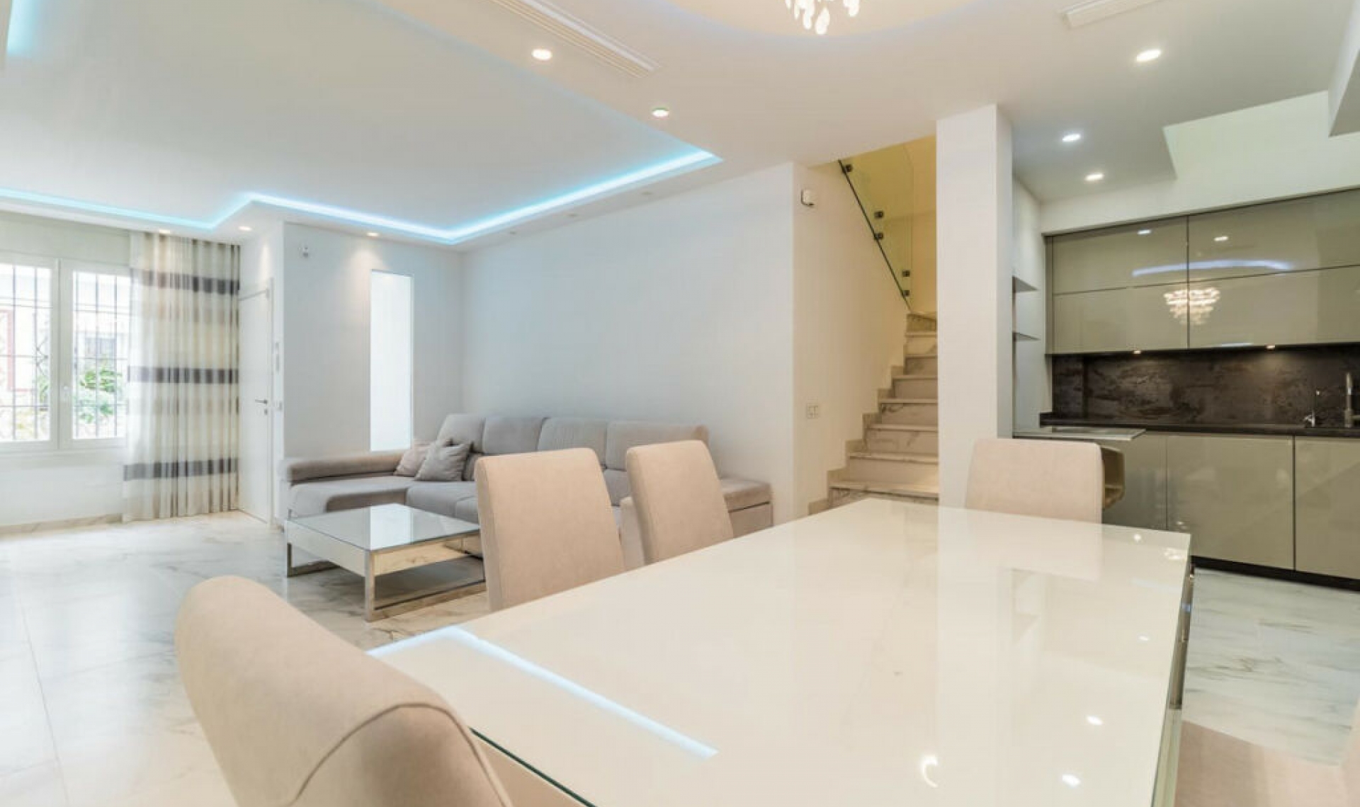 Resale - House -
Estepona