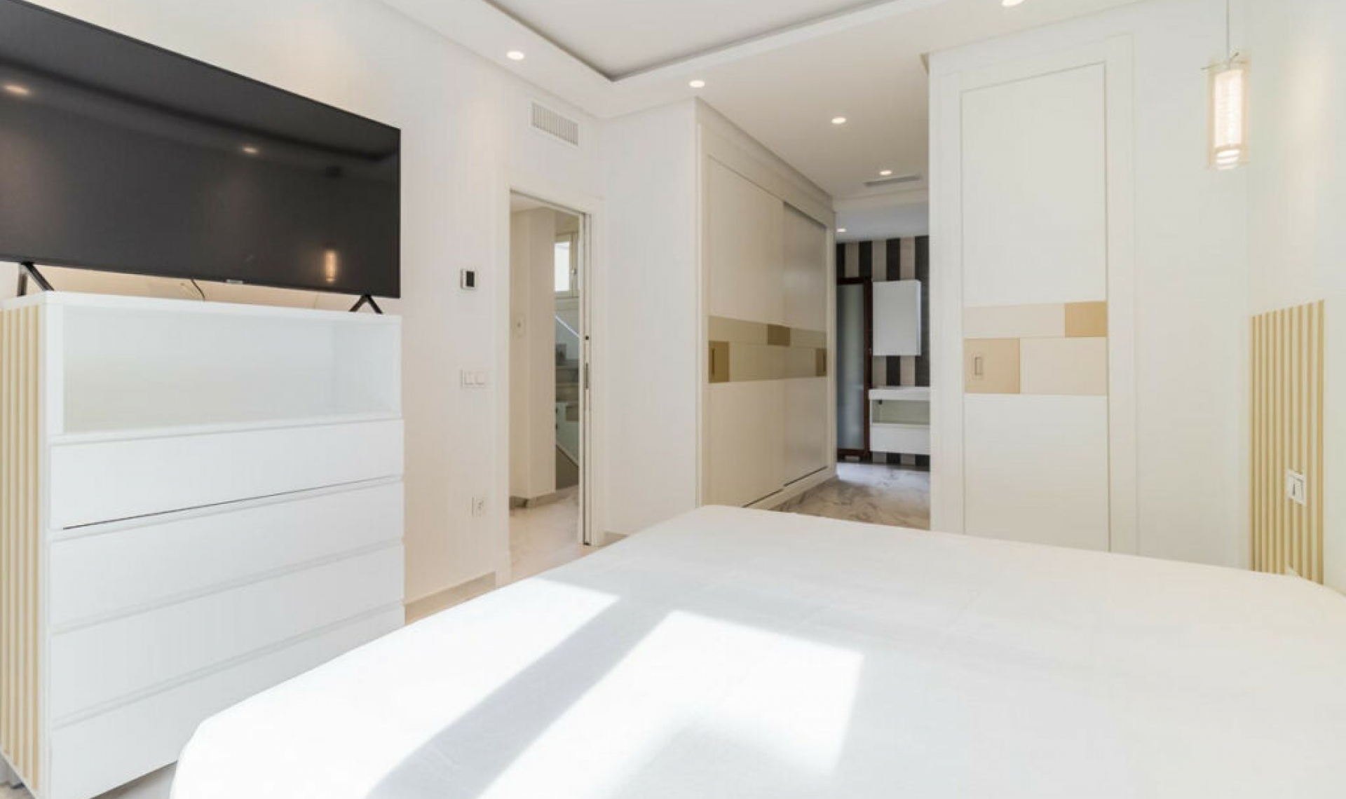 Resale - House -
Estepona