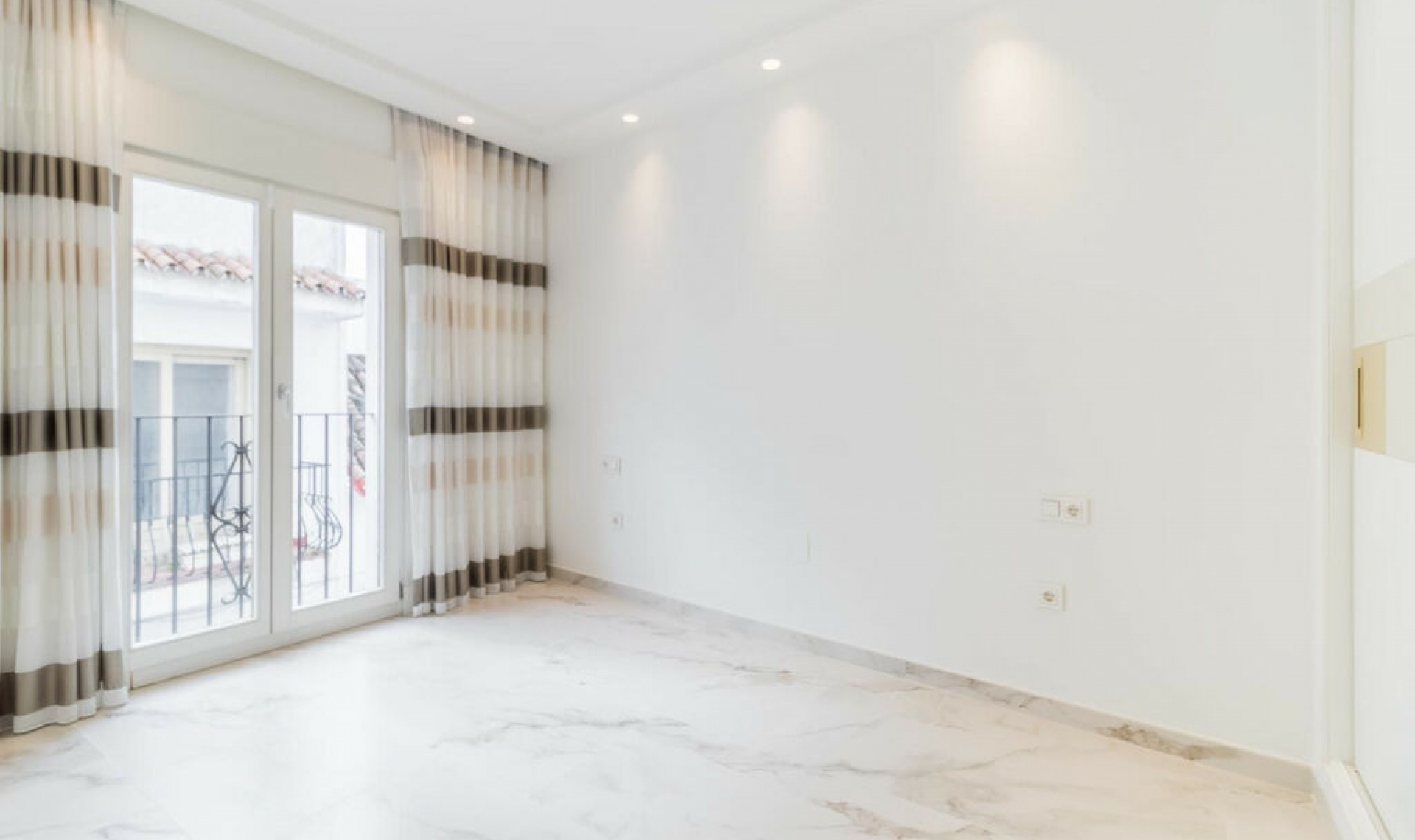 Resale - House -
Estepona