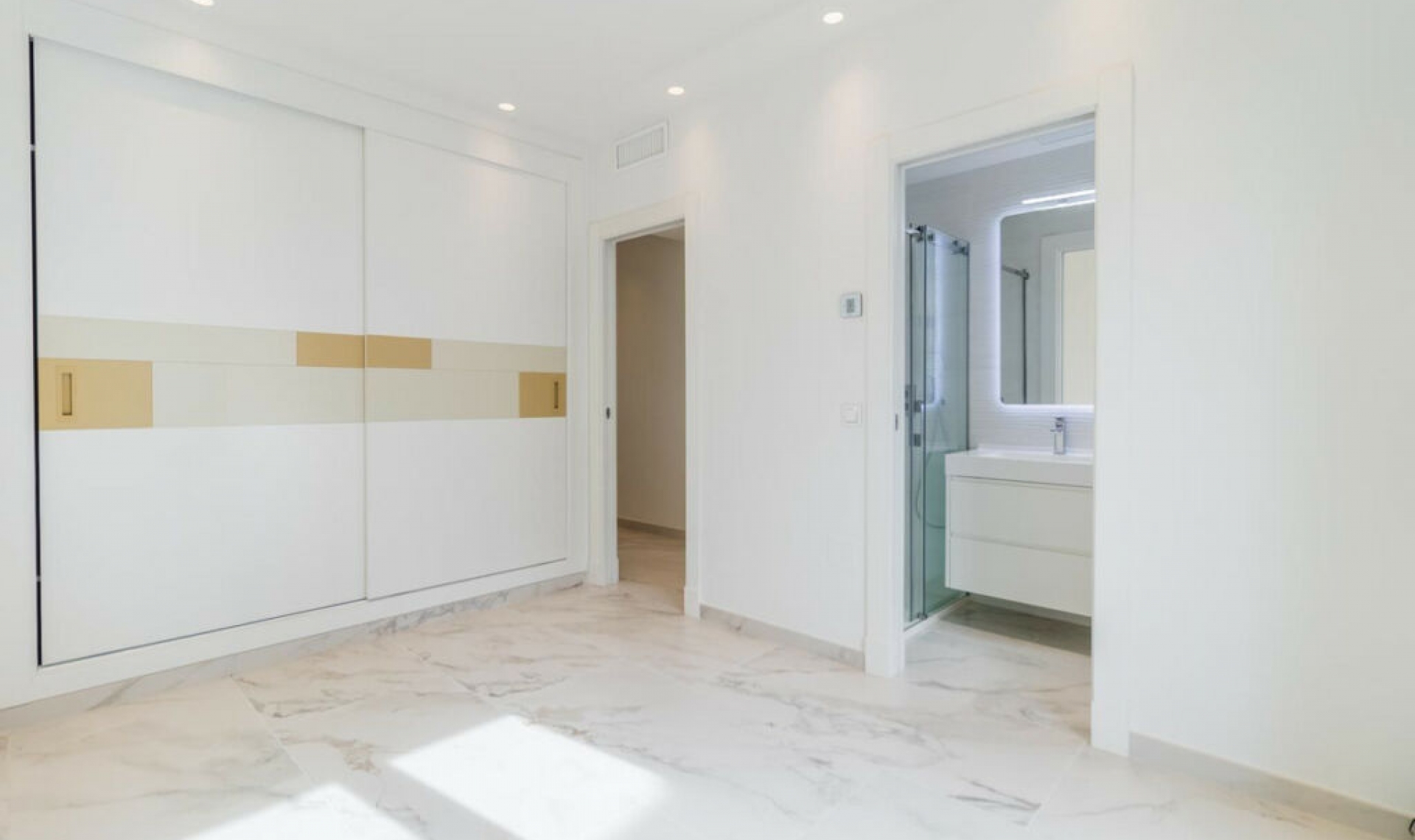 Resale - House -
Estepona