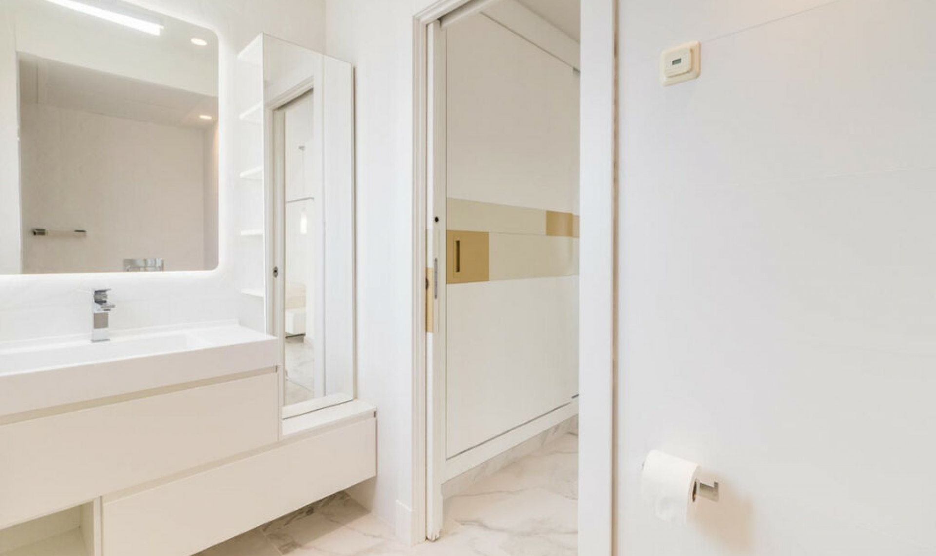 Resale - House -
Estepona