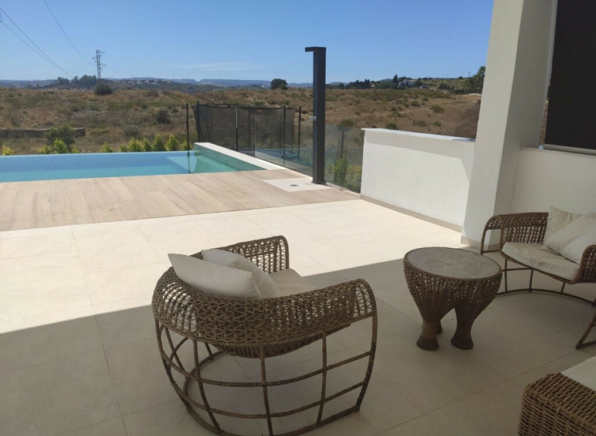 Resale - House -
Estepona