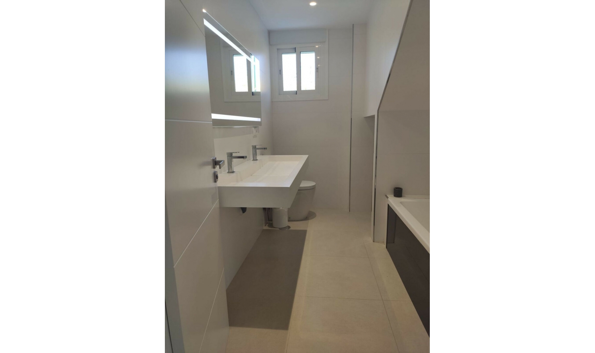 Resale - House -
Estepona