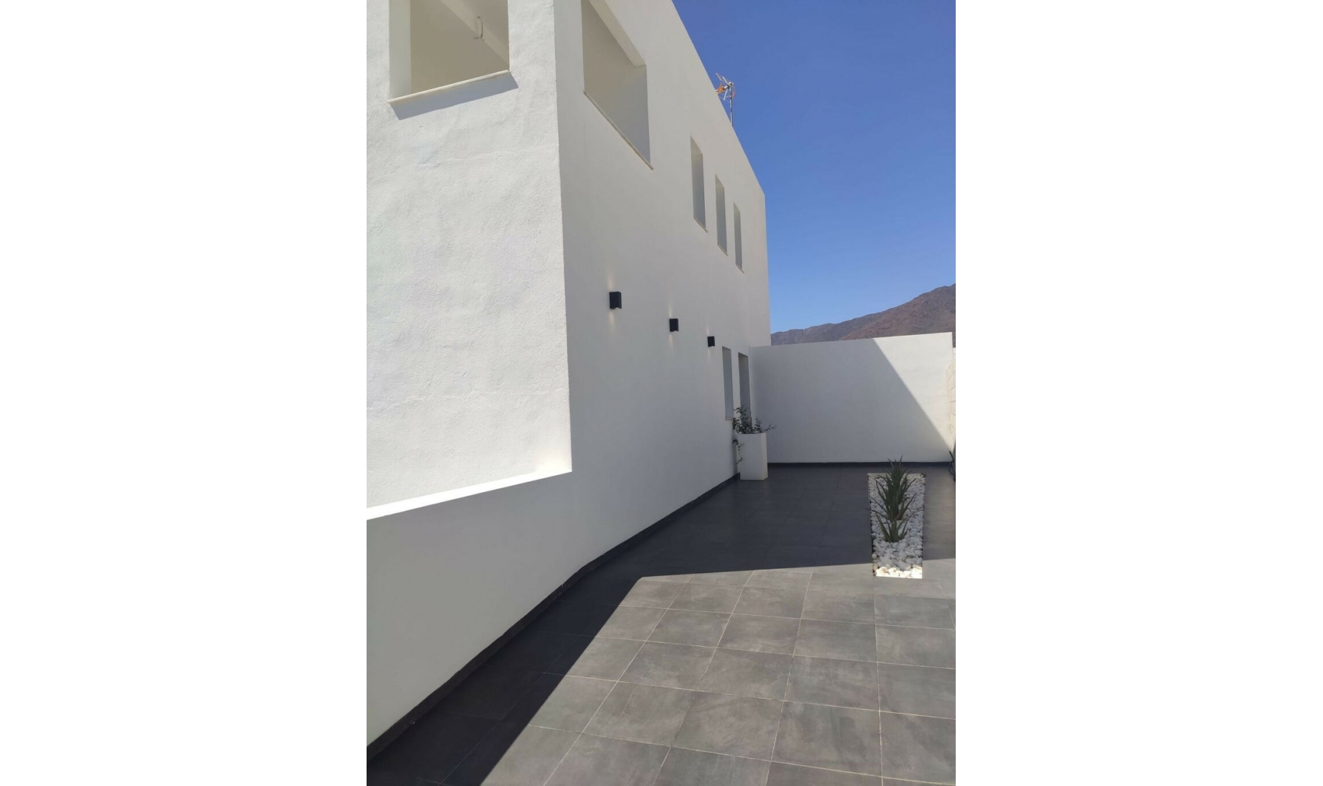 Resale - House -
Estepona
