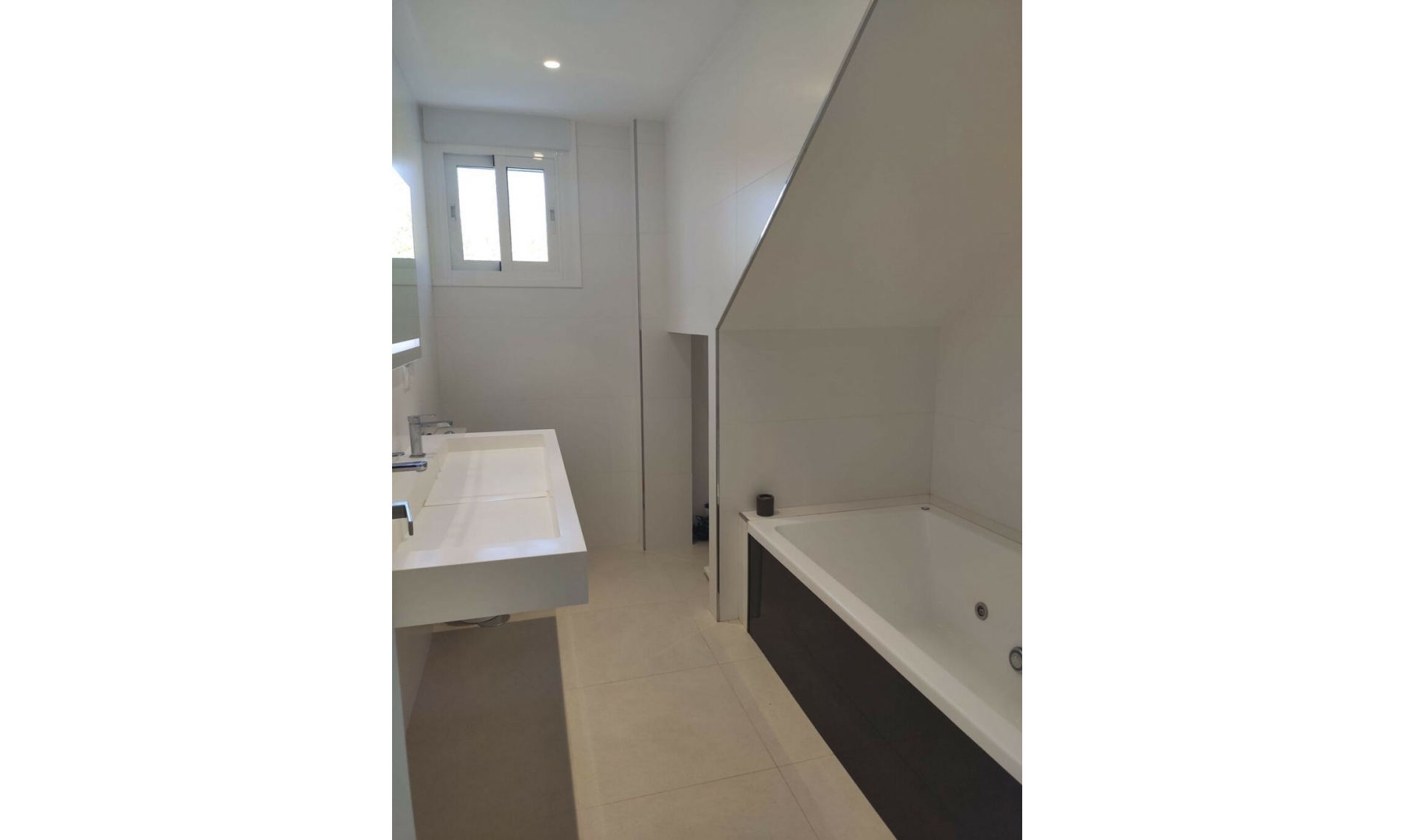 Resale - House -
Estepona