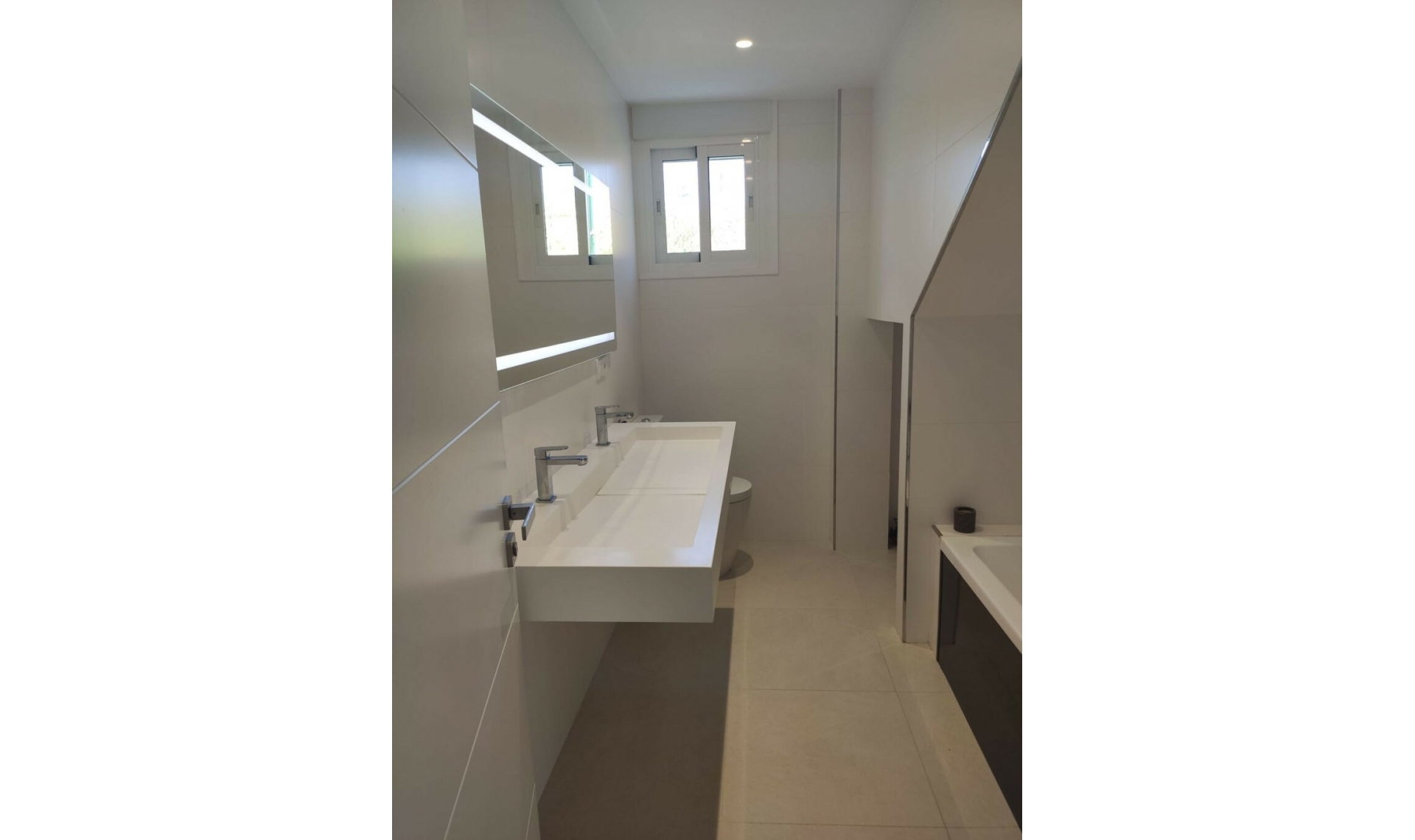 Resale - House -
Estepona