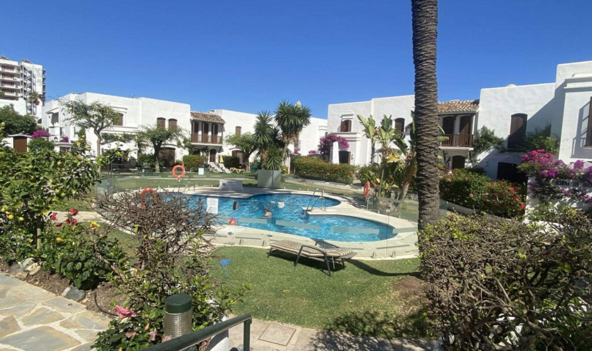Resale - House -
Estepona