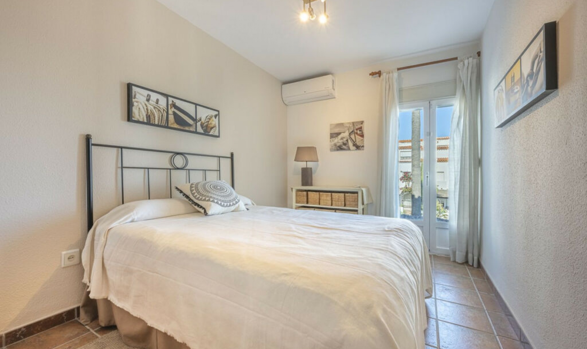 Resale - House -
Estepona