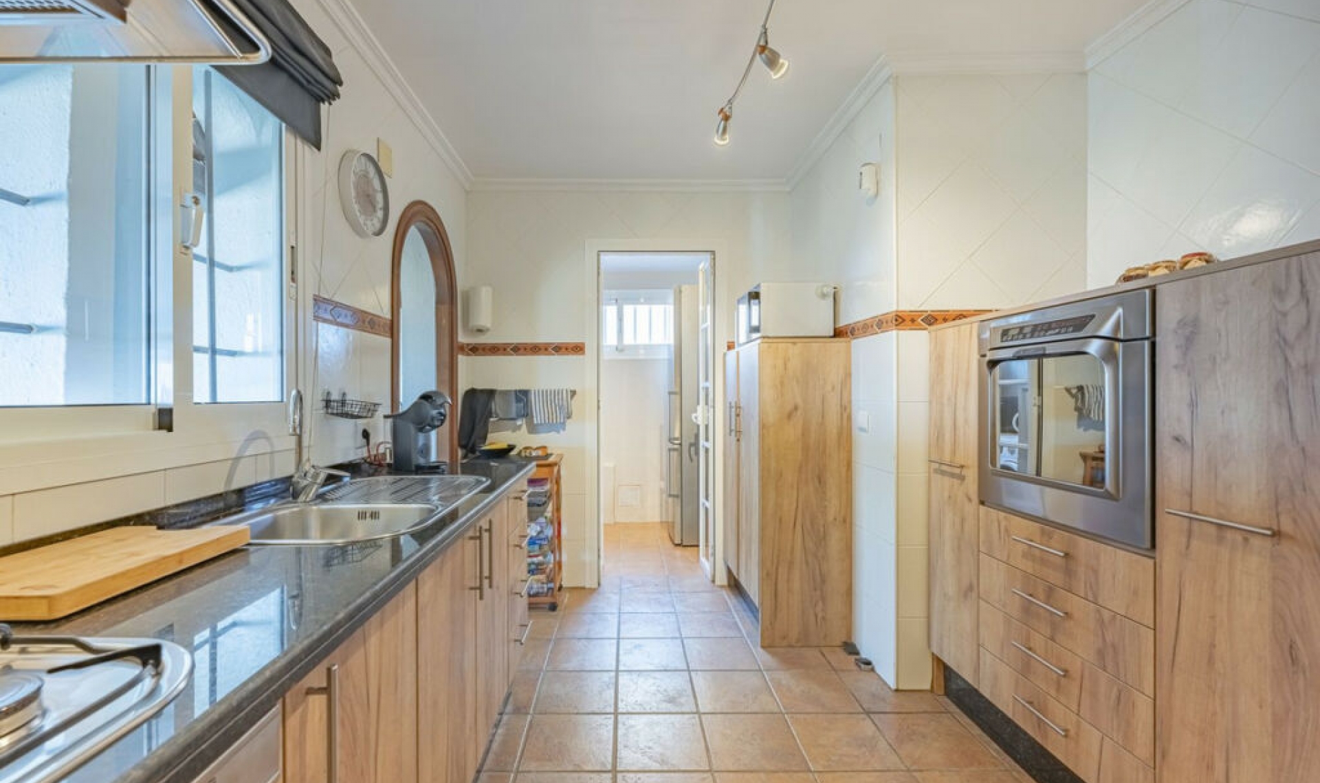 Resale - House -
Estepona