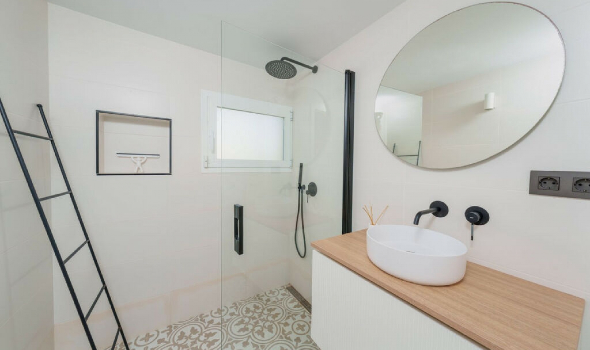 Resale - House -
Estepona