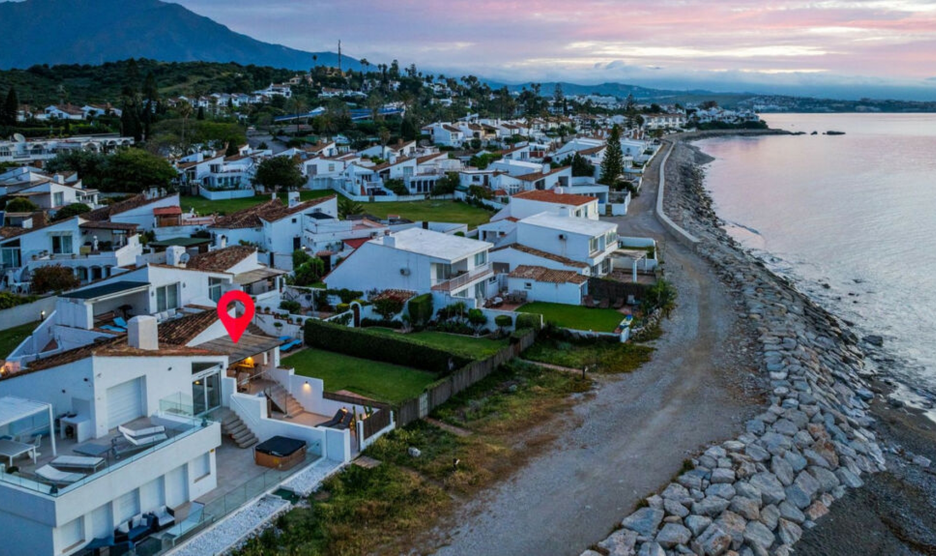 Resale - House -
Estepona