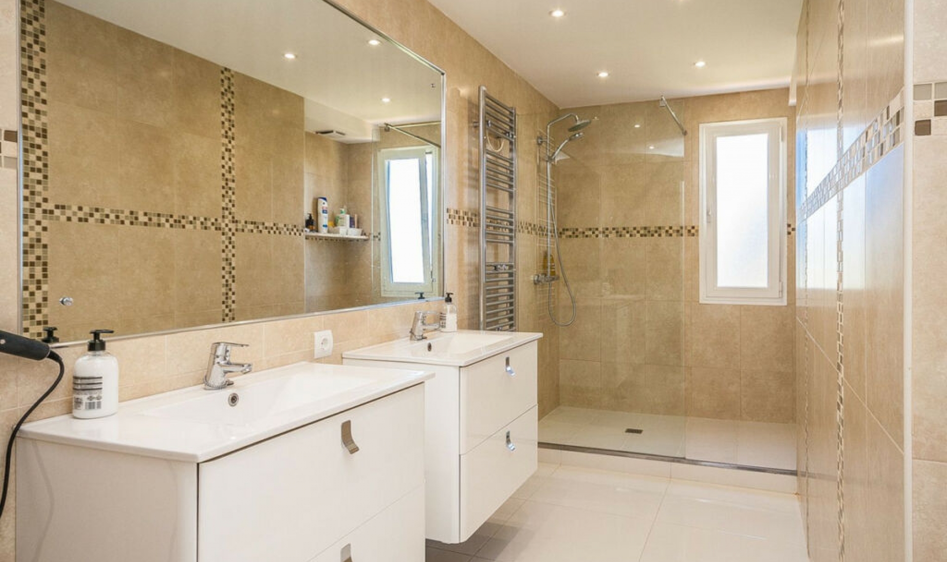Resale - House -
Estepona