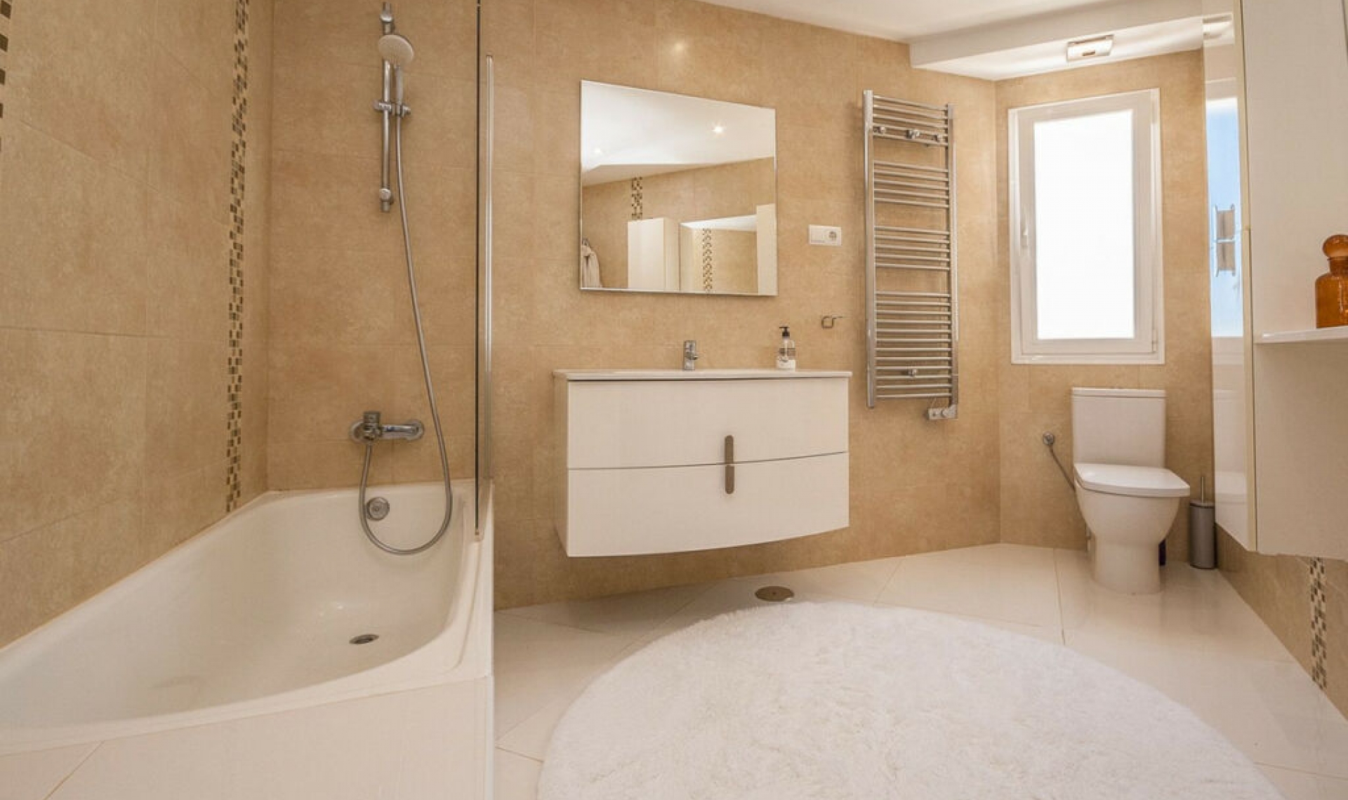 Resale - House -
Estepona