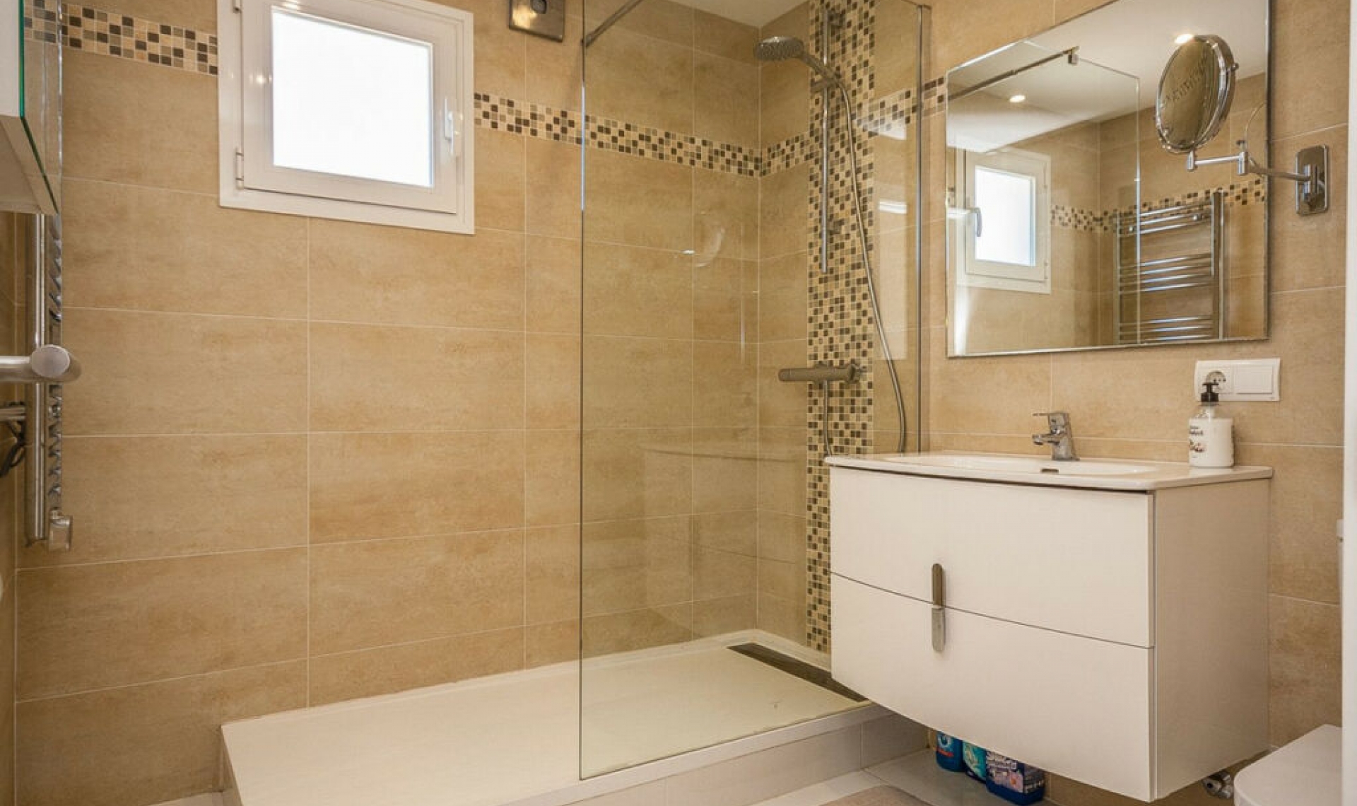 Resale - House -
Estepona