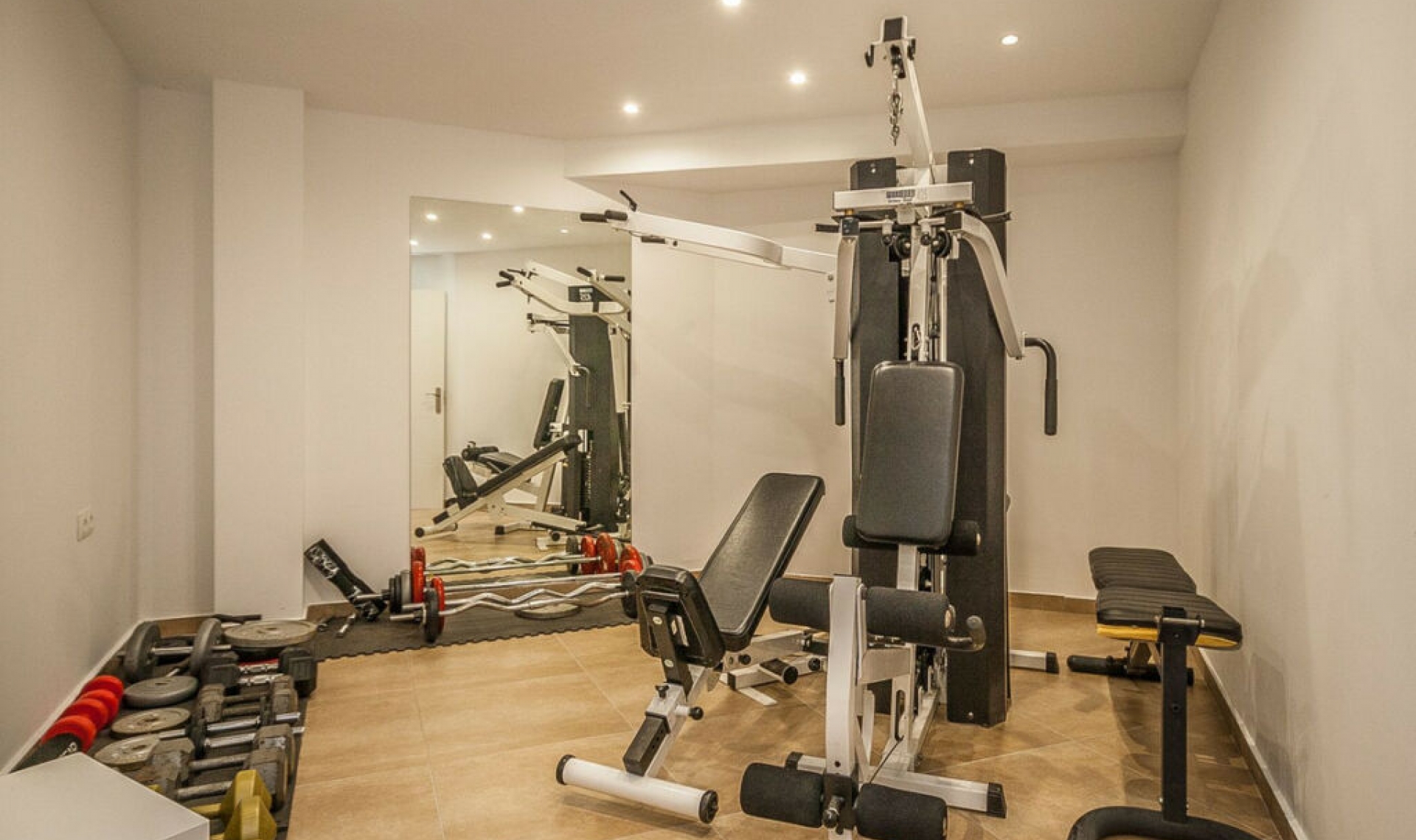 Resale - House -
Estepona