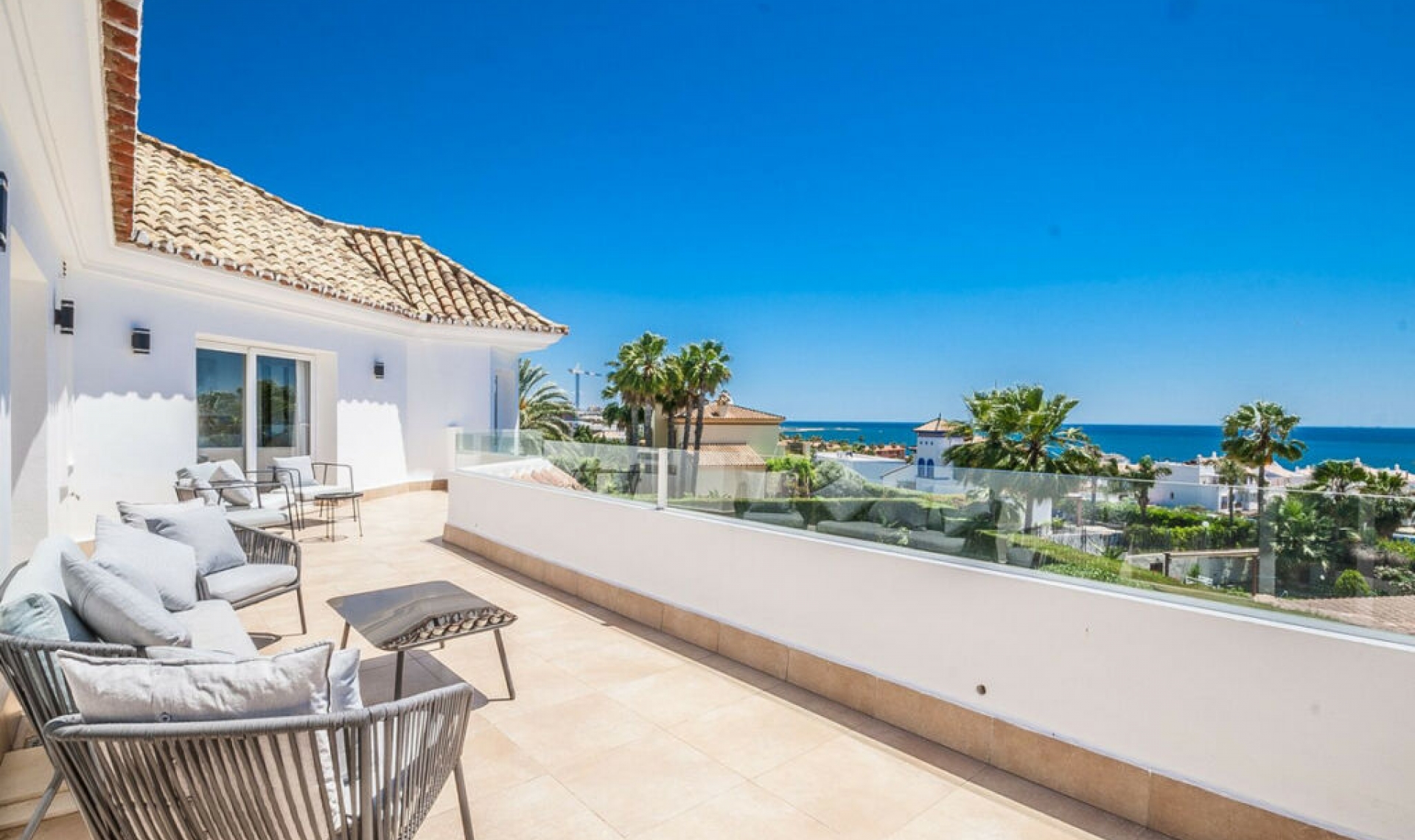 Resale - House -
Estepona