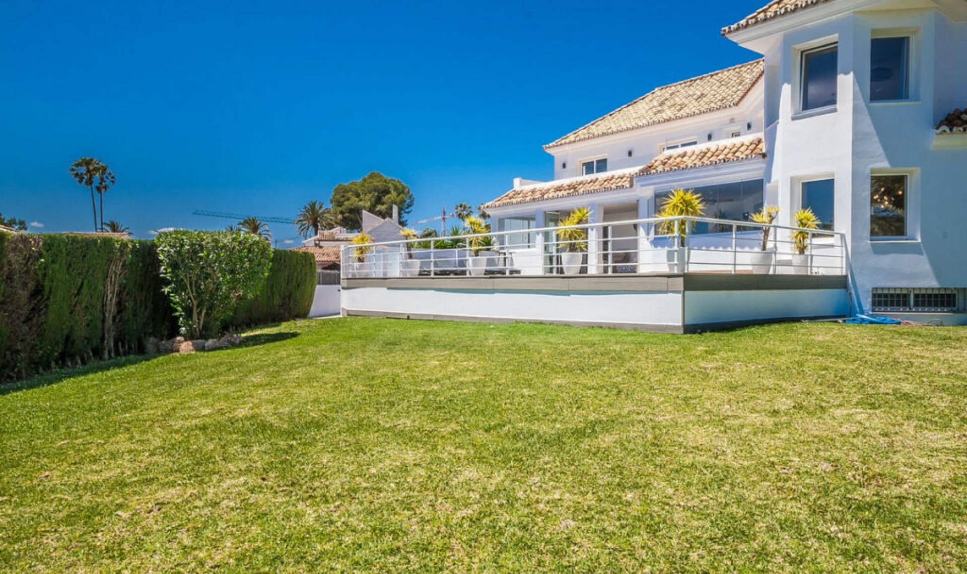 Resale - House -
Estepona
