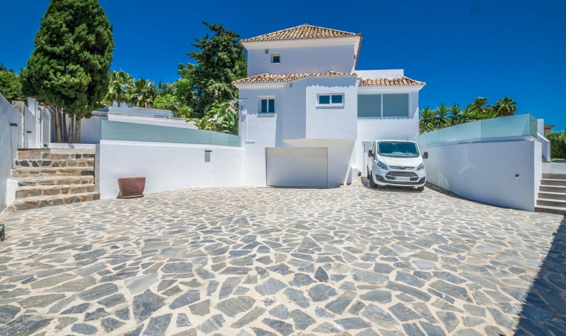 Resale - House -
Estepona